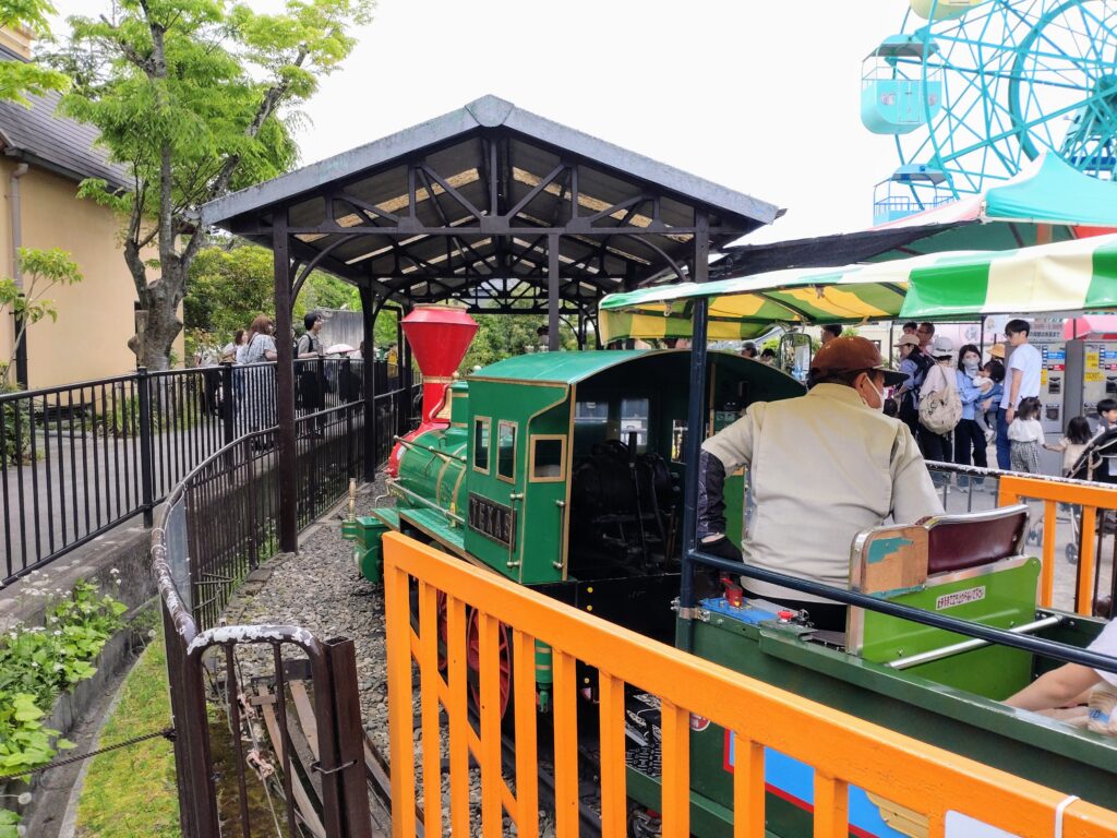 ミニ遊園地の小さな機関車