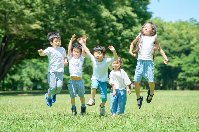 ジャンプする子供